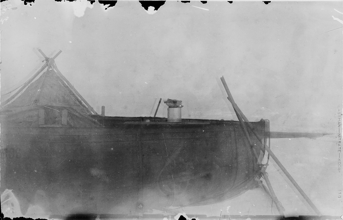Den 24 juli 1897. Ett på isen hittat torskhuvud, upplagt på en burk på båten. Framtagning av bilderna gjordes av docent John Hertzberg år 1930 på Fotografi, Tekniska Högskolan.