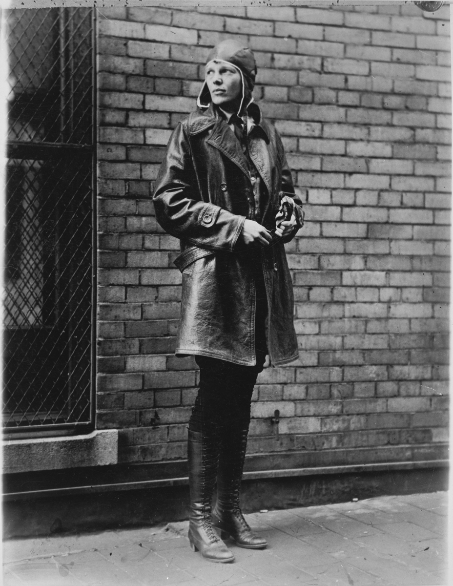 Flygare miss Amelia Earhart vid tiden före första Atlantflygningen.