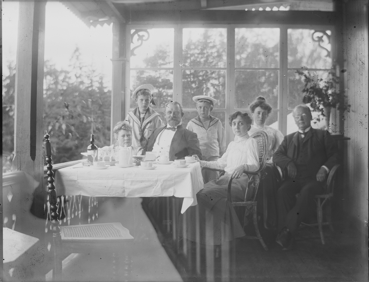 Familjen Gustav de Laval med gäster på sommarnöjet i Nynäshamn.