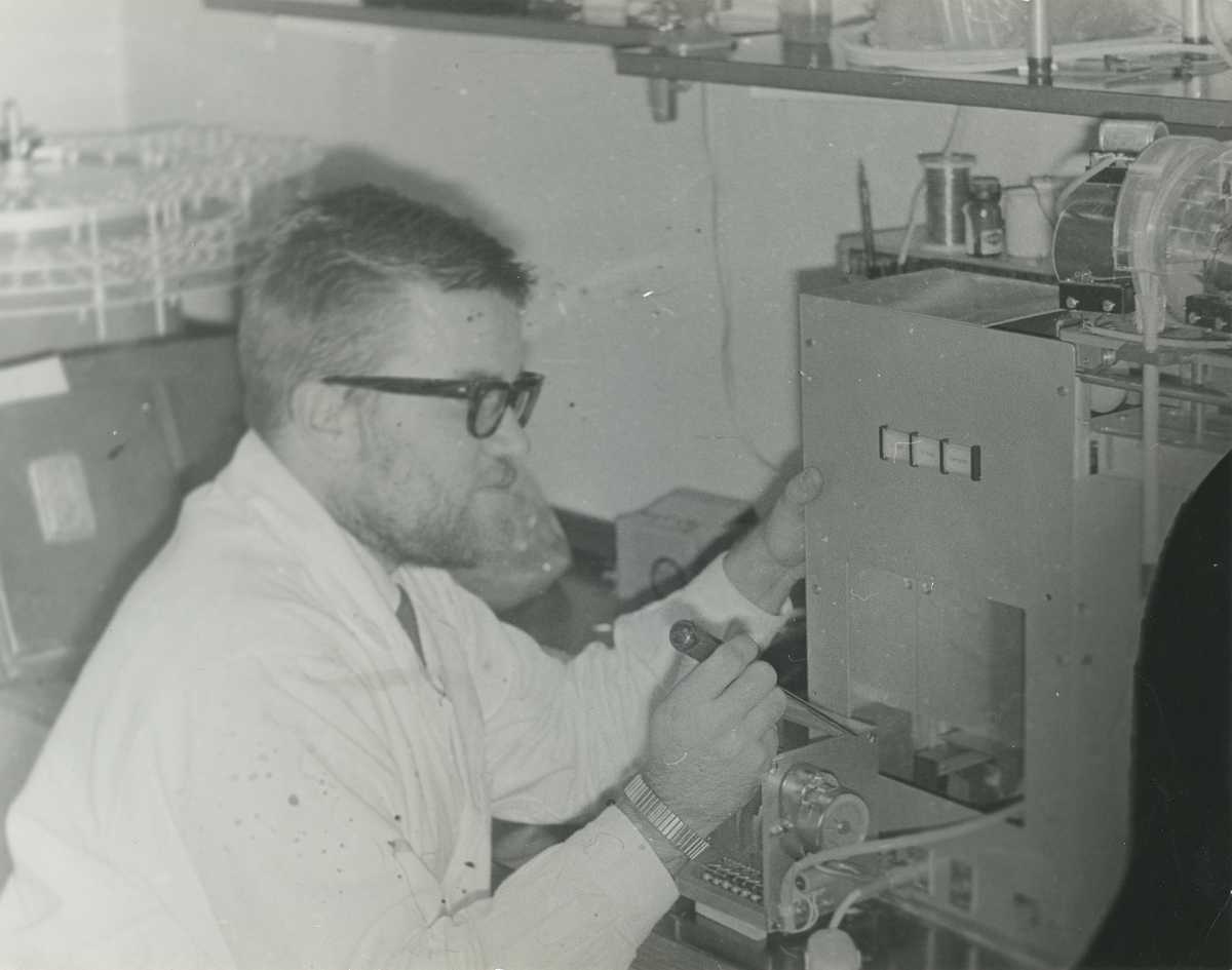 Bild från Ingmar Jungners berättelse om Autochemist.
Berättelsen finns i arkivet, serie: xxx
Bildtext:
"Fig. 12g (höger). Epidemisjukhusprojektet (1964). Ett större antal hemmabyggda spädningsapparater var detaljer i tempoautomatisering av klin-kemiska sjukhusanalyser."