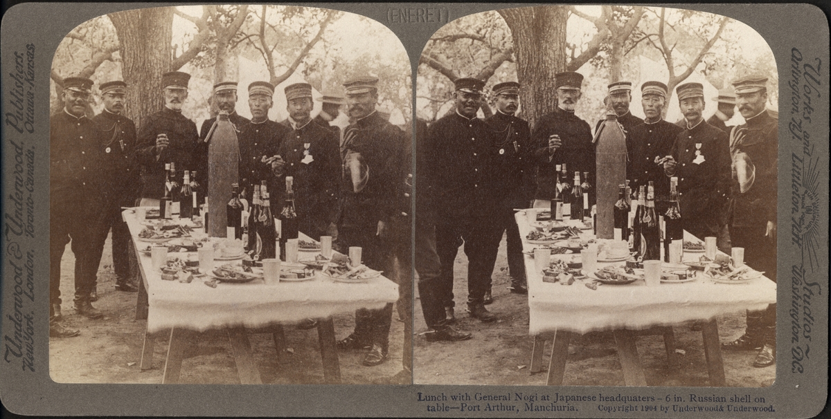 Stereobild, lunch med General Nogi vid de Japanska högkvarteret, med en Rysk bomb på bordet, Port Arthur (senare Lüshunkou).