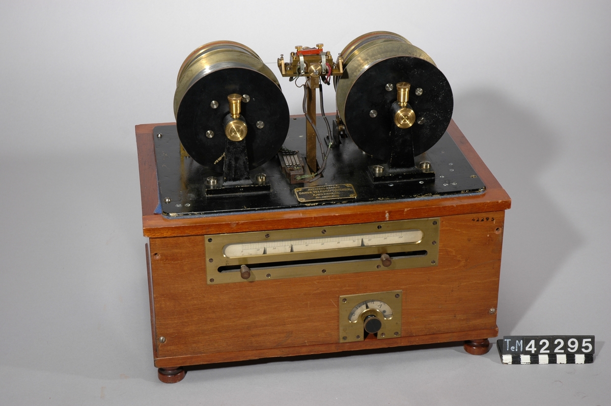 Telegrafon för inspelning av ljud magnetiskt på tråd. Sju detaljer bl a hörtelefon, mikrofon, manöverorgan.