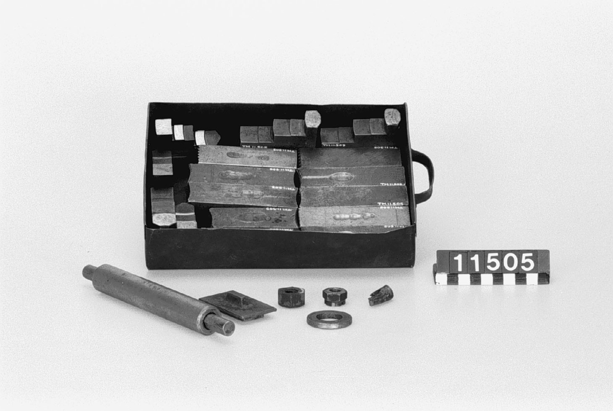 Svarv (revolversvarv) för remdrift, jämte tillbehör: taktransmission, mm (3 delar), en mängd verktyg  m packade i 5 st. lådor. Svarven märkt 119.