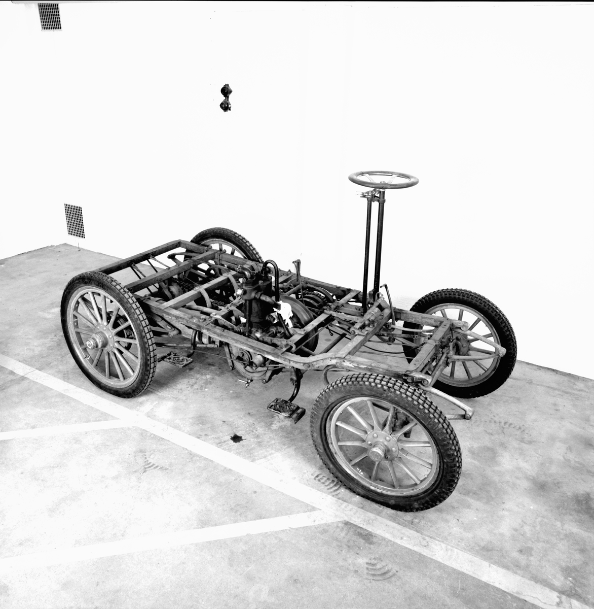 Scania 1902 för fyra personer. Motorn är tillverkad av Aster, Atéliers de Construction Mécanique l'Aster, Frankrike. Kedjedrivning till bakaxeln av de Diontyp. En Kemper motor med tvångsstyrd avlopps- och självstyrd inloppsventil. Karossen byggdes av G A Jönssons Vagnfabrik AB i Malmö och tyg till dynor och ryggstöd samt de ursprungliga lyktorna var inköpta hos firma Sally Mayjer i Köpenhamn.  Encylindrig vattenkyld fyrtaktsmotor. Planväxellåda med två växlar framåt samt backväxel.
Hastighetsutväxlingar 2, kraftöverföringen vid de olika växlarna sker medelst kedjor samt till bakaxeln med en enkel kedja i mitten av vagnen. Bakaxel differentialen är upphängd i vagnen och sker kraftöverföringen till bakhjulen medelst kardanaxlar med dubbla knutar.