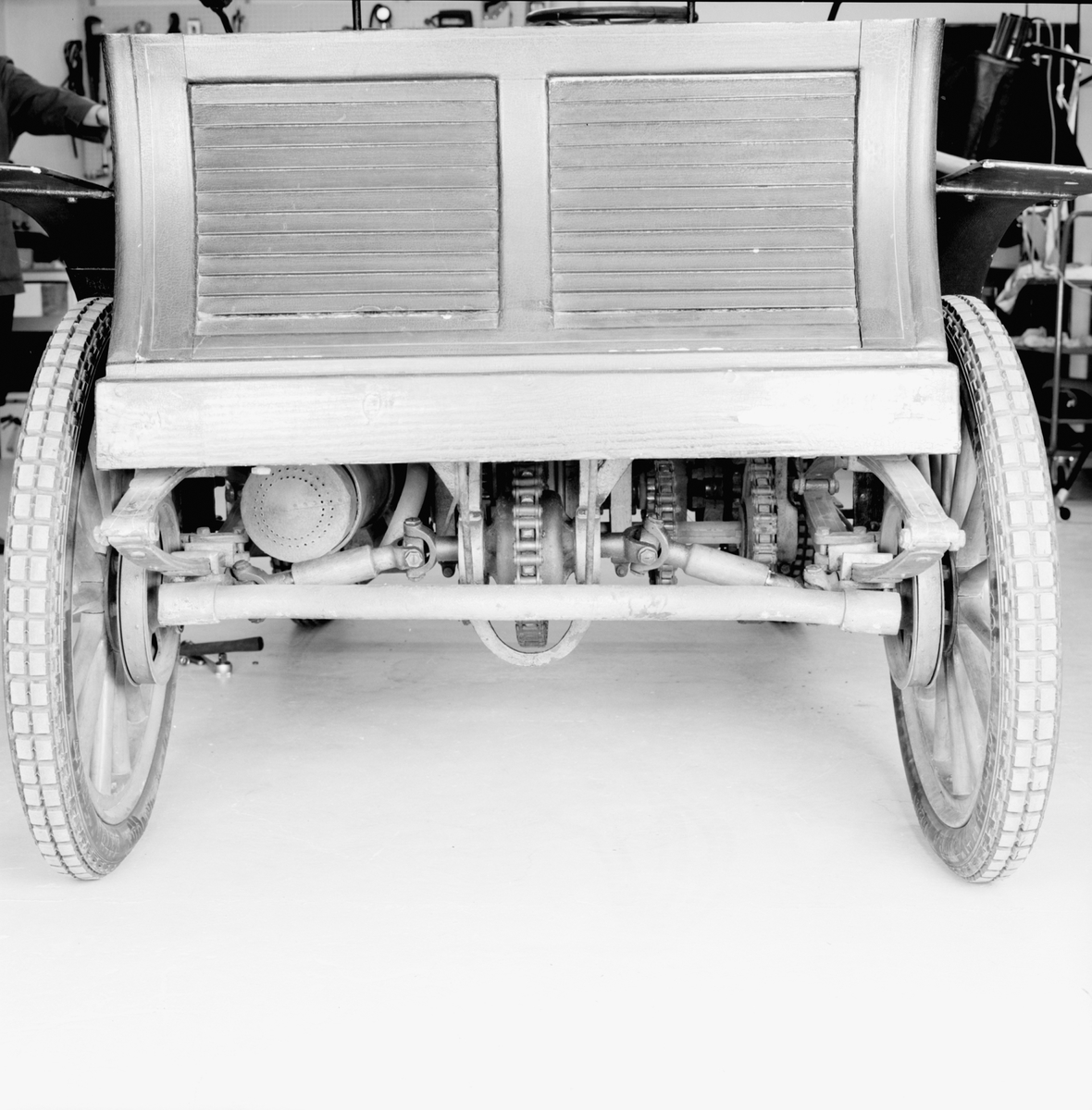 Scania 1902 för fyra personer. Motorn är tillverkad av Aster, Atéliers de Construction Mécanique l'Aster, Frankrike. Kedjedrivning till bakaxeln av de Diontyp. En Kemper motor med tvångsstyrd avlopps- och självstyrd inloppsventil. Karossen byggdes av G A Jönssons Vagnfabrik AB i Malmö och tyg till dynor och ryggstöd samt de ursprungliga lyktorna var inköpta hos firma Sally Mayjer i Köpenhamn.  Encylindrig vattenkyld fyrtaktsmotor. Planväxellåda med två växlar framåt samt backväxel.
Hastighetsutväxlingar 2, kraftöverföringen vid de olika växlarna sker medelst kedjor samt till bakaxeln med en enkel kedja i mitten av vagnen. Bakaxel differentialen är upphängd i vagnen och sker kraftöverföringen till bakhjulen medelst kardanaxlar med dubbla knutar.