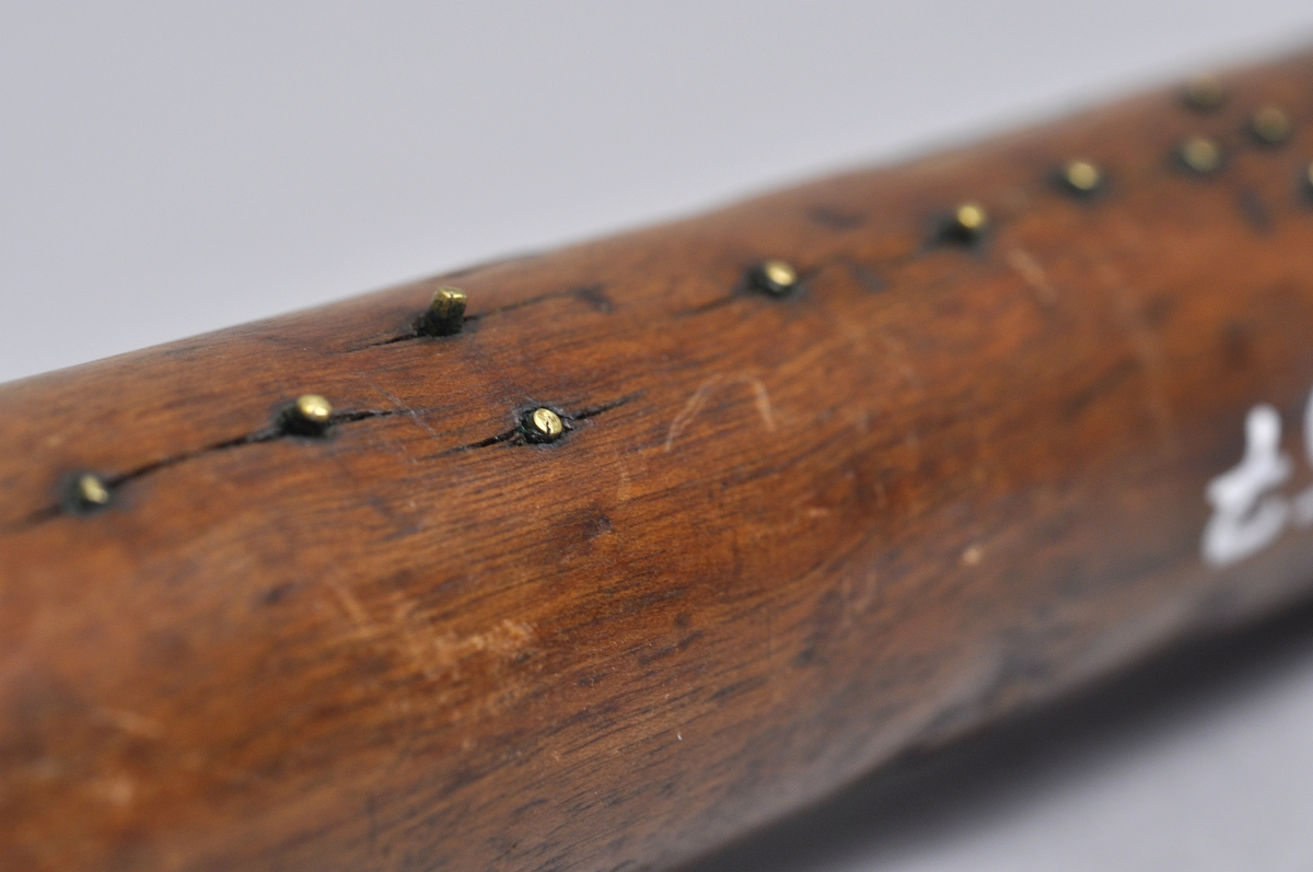 Besman av trä inristat signatur IOS med bly i träklumpen och ett handtag. 
Krönt 2 gånger:
- 1774-02-19  "EK"
- 1775   "AA" 

Komplett med metallkrok och handtag.