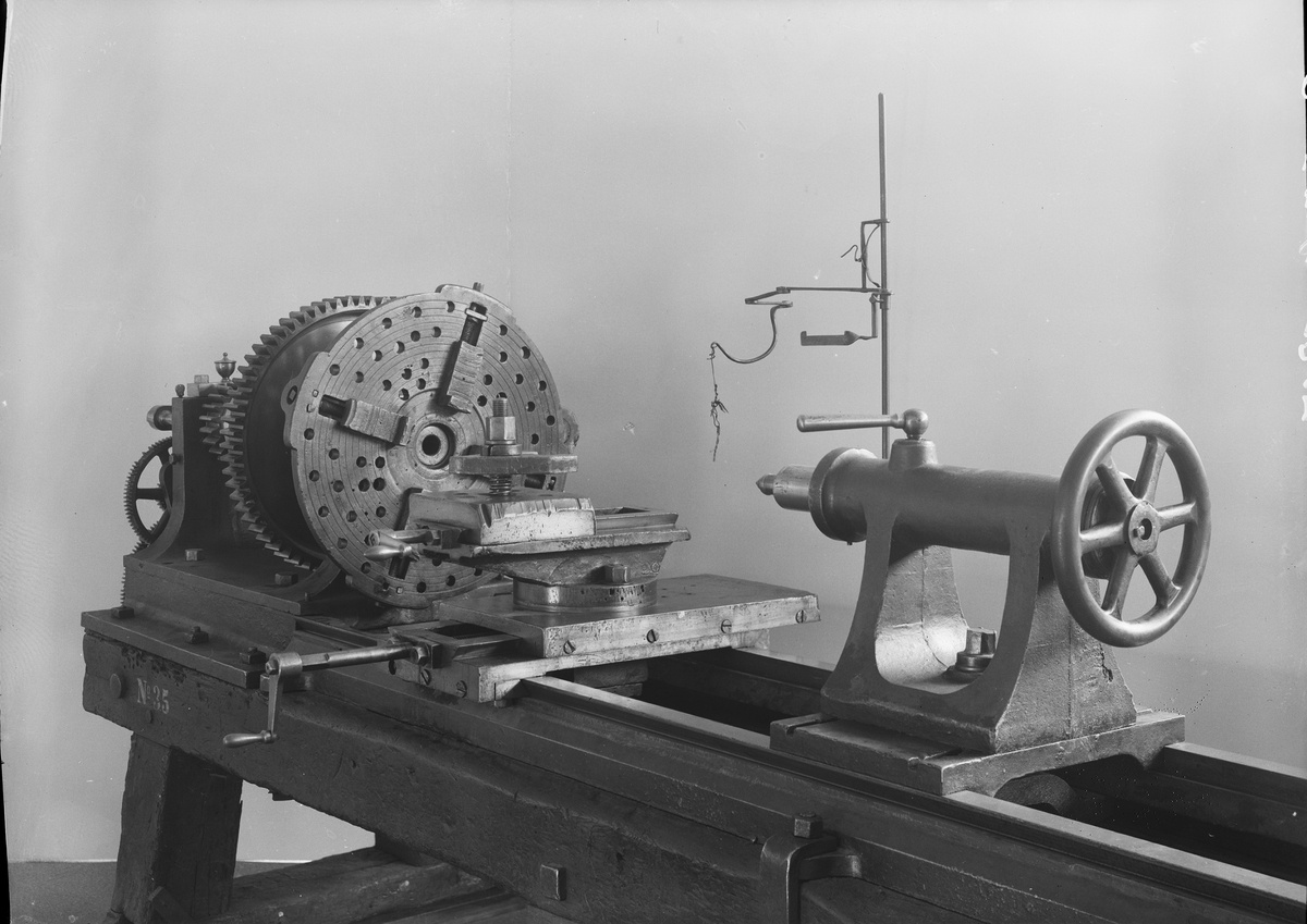 "N:o 217 Patent 5.6 Kg. pr ... cm. - 5 H- Gustaf de Lavals Ångturbinfabrik Stockholm". Ångturbin, hjulhus och ångtillopp uppskurna för demonstration december 1937 utan extra kostnad för museet av AB de Lavals Ångturbin. Turbinhjulet uppskuret hos W. Thorsell.