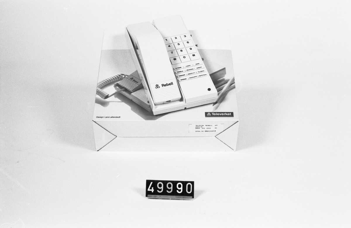 Vit telefonapparat i originalkartong, med bruksanvisning. Med tonval och knappar med funktionsval för AXE-tjänster.