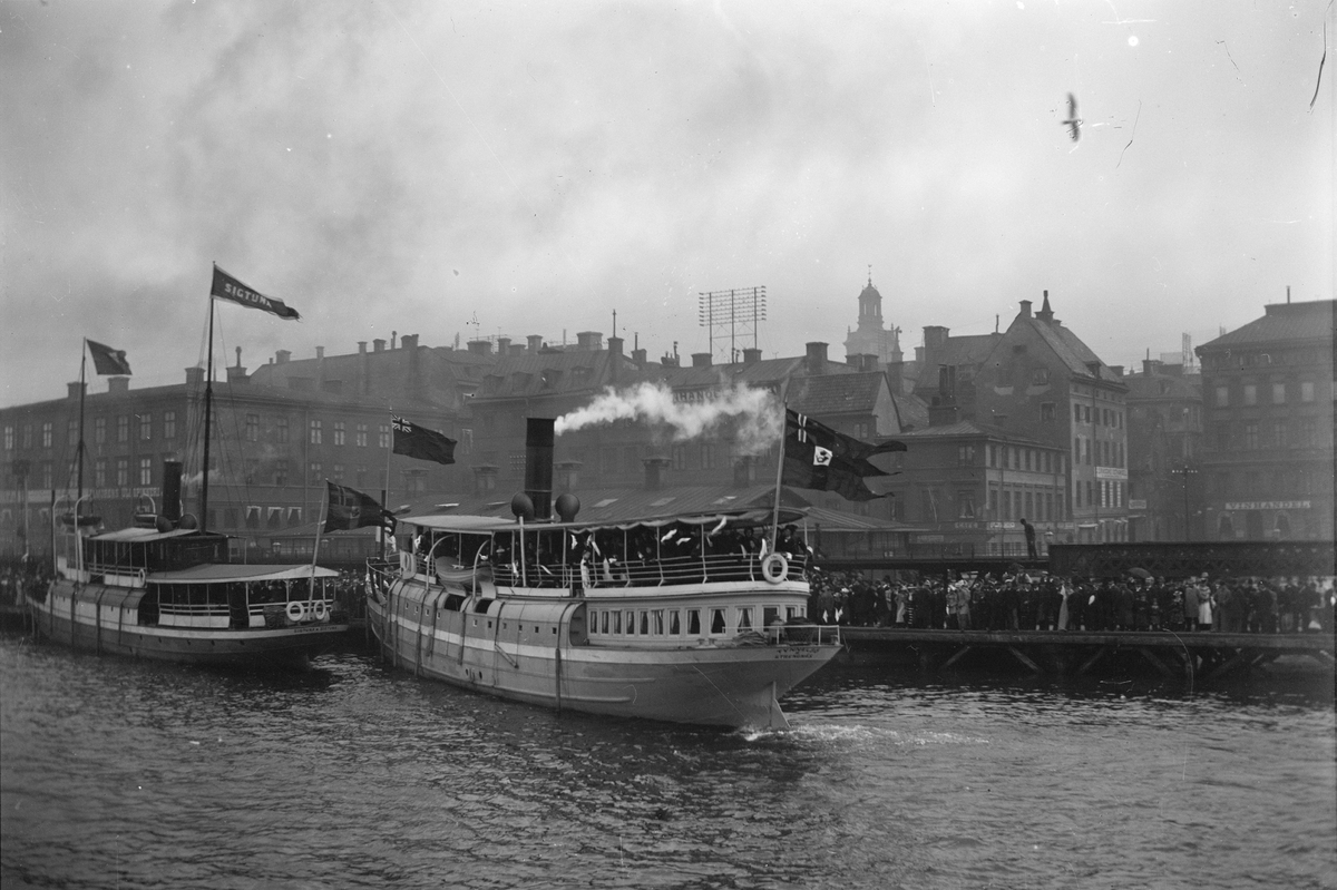 Ångbåtar vid Munkbron (Köttorget), Stockholm.
