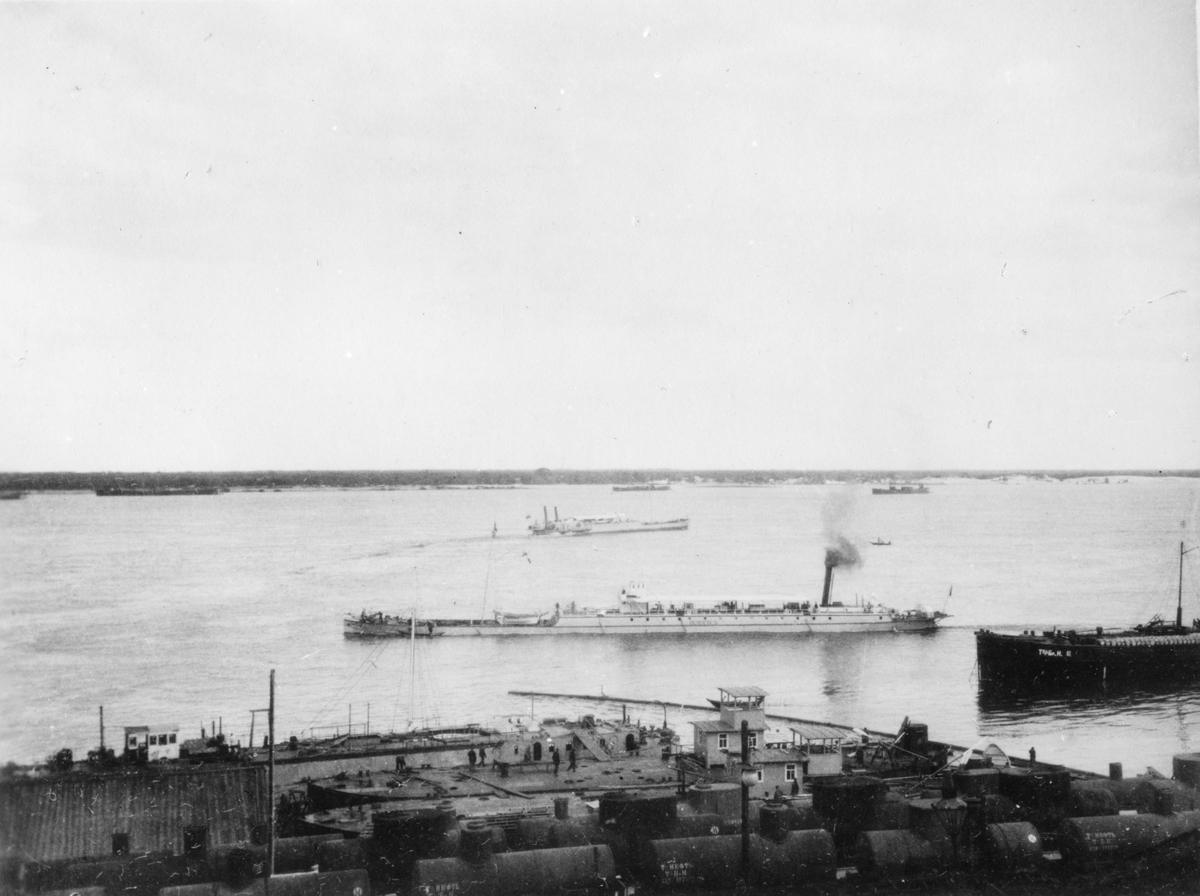 Tankfartyget "Anna" vid Nobels oljeanläggningar i Baku.
Bilden ingår i två stora fotoalbum efter direktör Karl Wilhelm Hagelin som arbetade länge vid Nobels oljeanläggningar i Baku.
