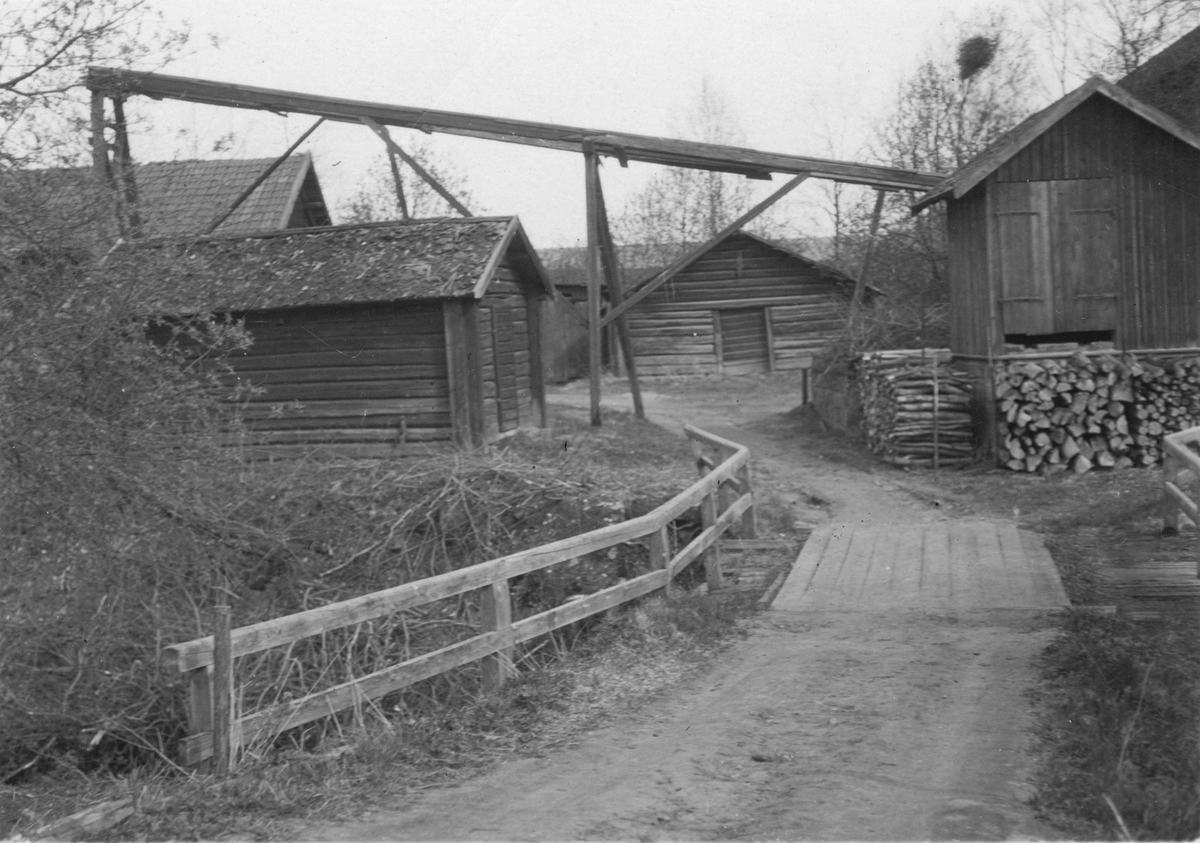 Flatenbergs masugn, Dalarna, 1925. Järnbod tillhörande Björbo i Norrbräke socken samt hundbanan till slaggvarpen.