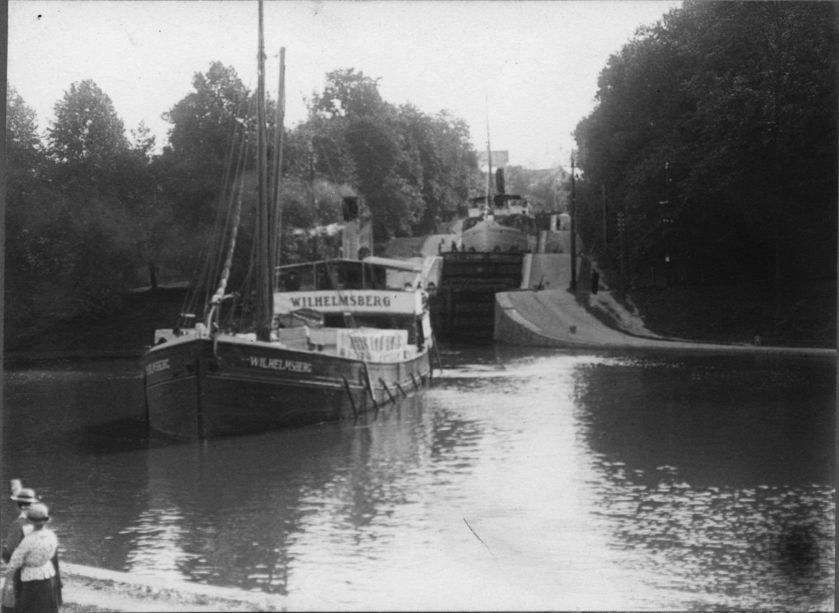 Ångbåten "Wilhelmsberg" på Trollhätte kanal vid Trollhättans slussar.
