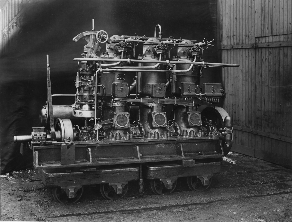 Direkt omkastbar marinmotor, 75 hk. Tillverkad vid Bergsunds Mekaniska verkstad i Stockholm.