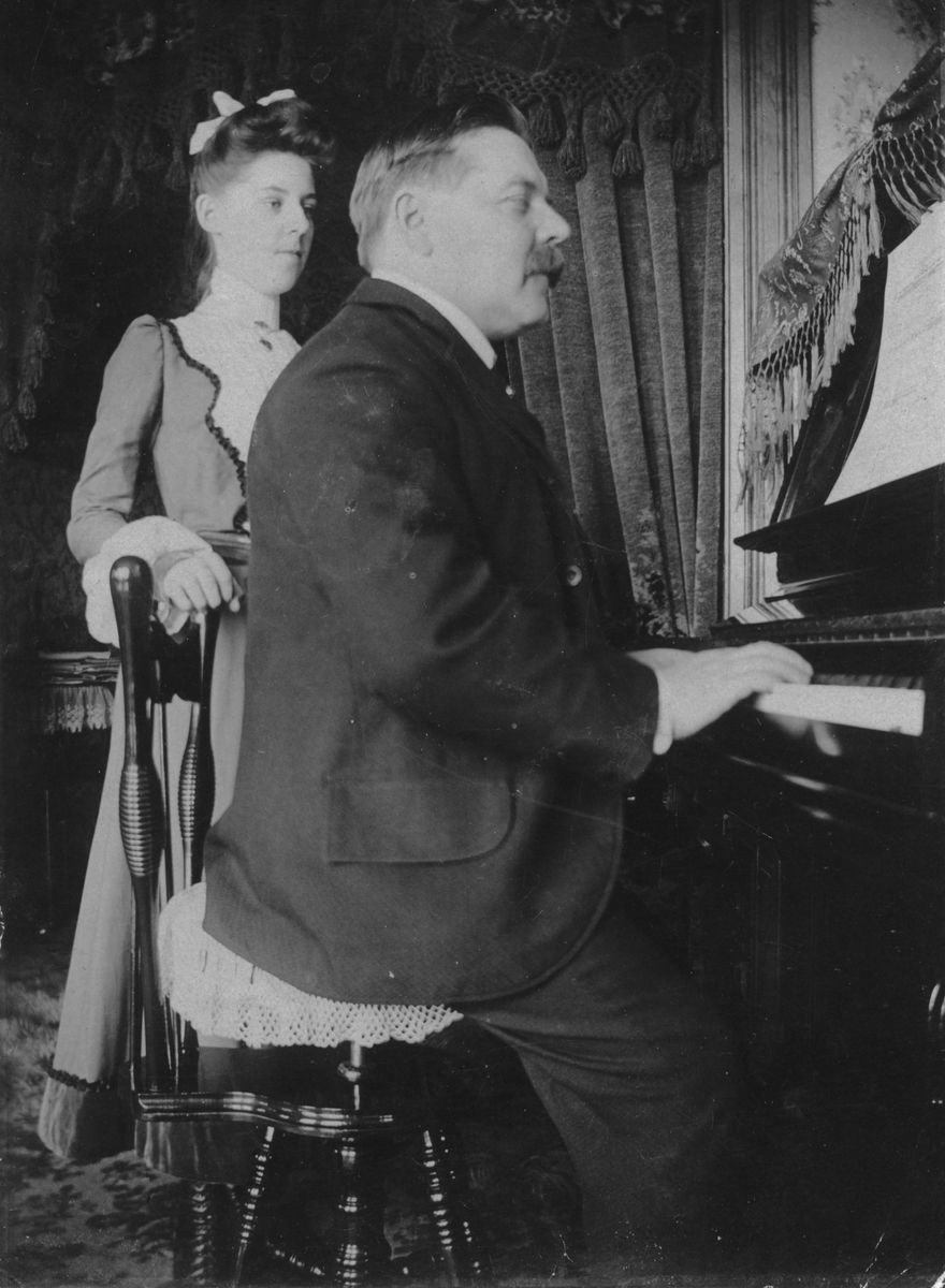 Porträtt av P. A. Aronsson spelandes piano.