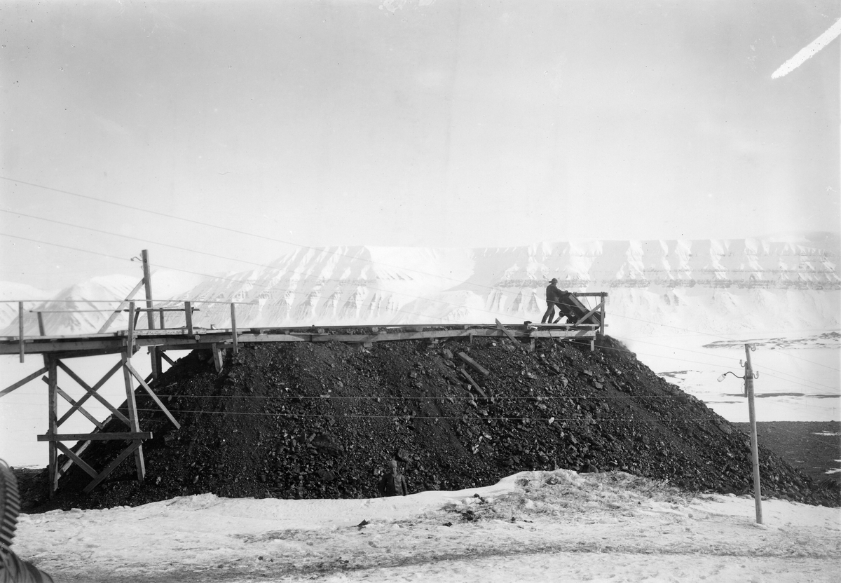 Sveagruva. Kolupplaget vid gruvmynningen 1918.