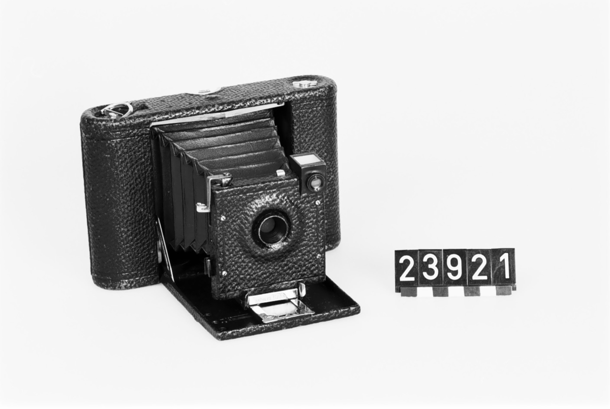 Bildformat 9 x 9 cm. 2 sökare och lins med bländare. "Nr 2. Folding pocket Kodak model A", för rullfilm 9 x 9 cm. Jämte fodral av läder.
Tillbehör: Läderväska.