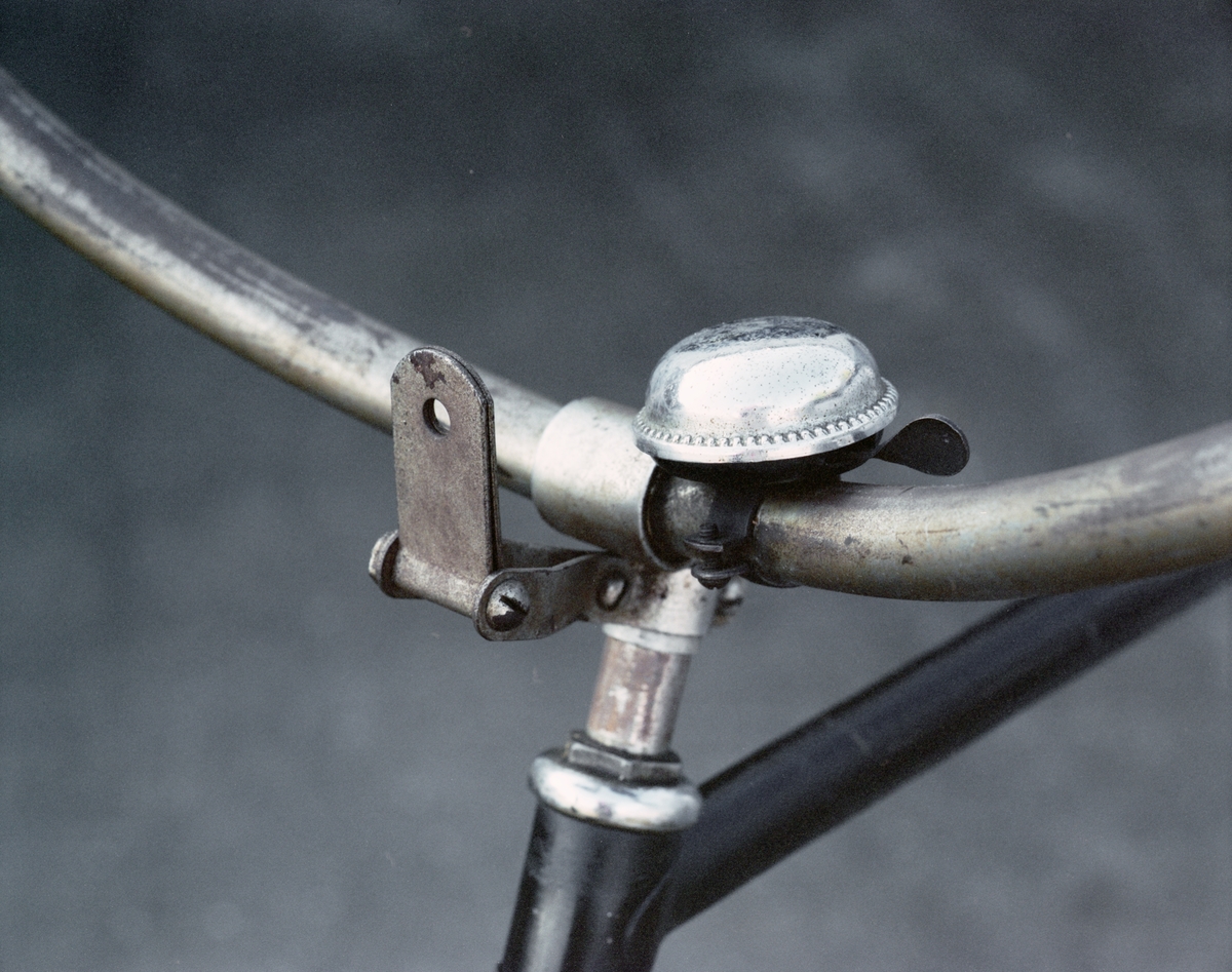 Tävlingscykel, med träfälgar. Ramen otydligt märkt: "0 NOV.1...1888". Pedaler original.