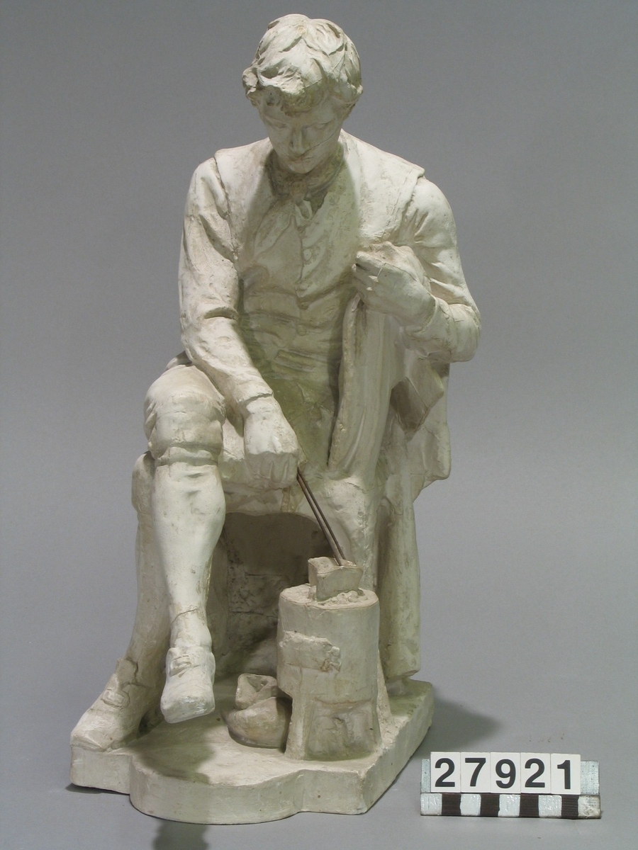 Statyett i gips över C.W. Scheele, avgjutning efter modell till staty i Humlegården i Stockholm av John Börjeson, uppsatt år 1892.