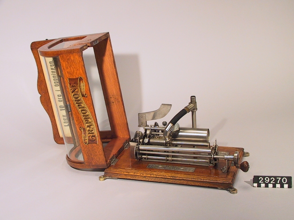 Fjäderdriven fonograf med fast vev，med automatisk spelning för en kostnad av 10öre。Skyltens höjd:115毫米。