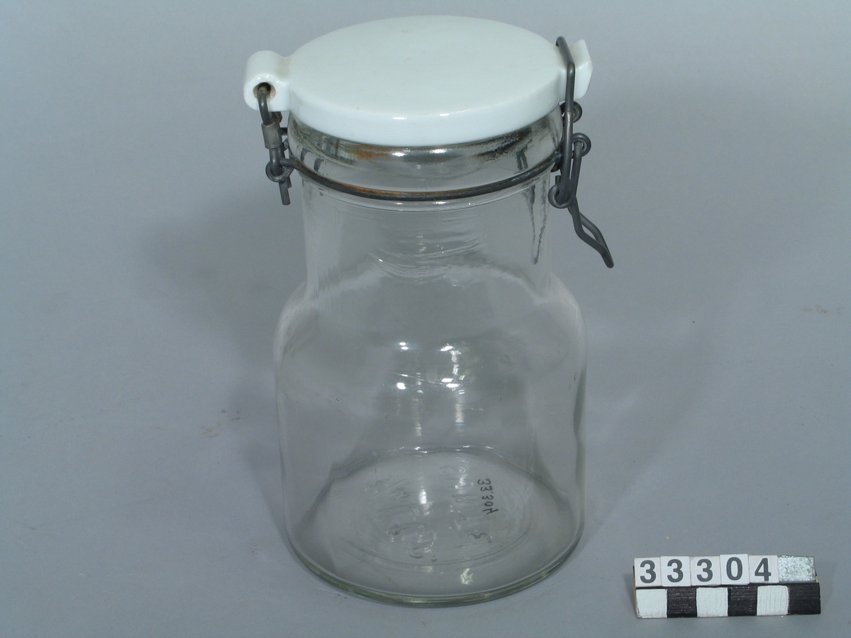 Konserveringsburk av glas, porslin och stål. 3/4 liters burk med patentkork av porslin. (Gummipackningen saknas).