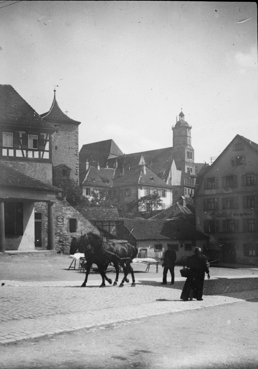 Skioptikonbild med motiv från Schwäbische Hall med Kirche St. Michael i bakgrunden.
Bilden har förvarats i kartong märkt: Resan 1911. Schwäbisch Hall 9. XVI.