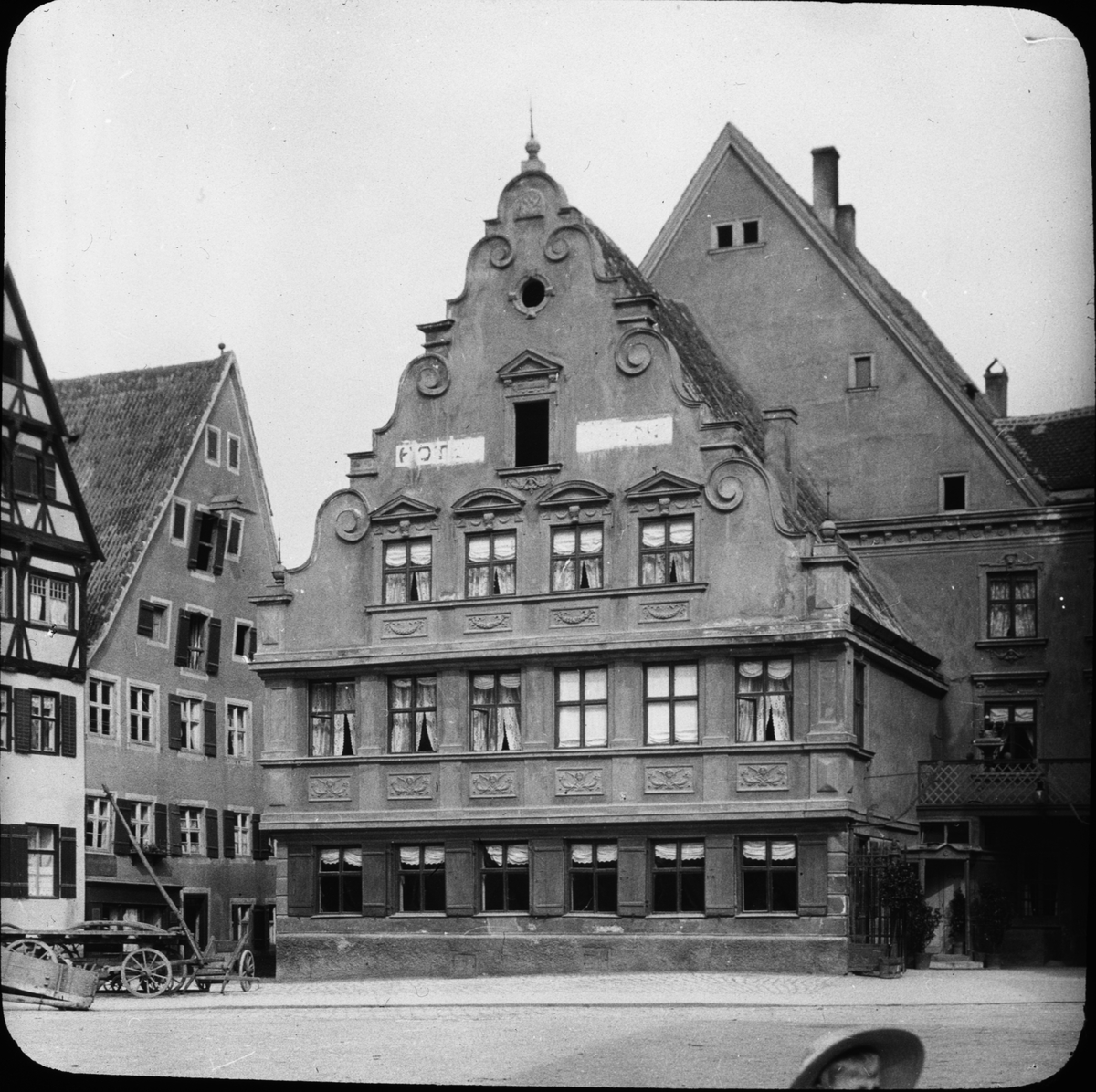 Skioptikonbild med motiv av Hotel Krone vid Holzmarkt i Nördlingen.
Bilden har förvarats i kartong märkt: Vårresan 1911. Nördlingen IX. Text på bild: "Hotel Krome".