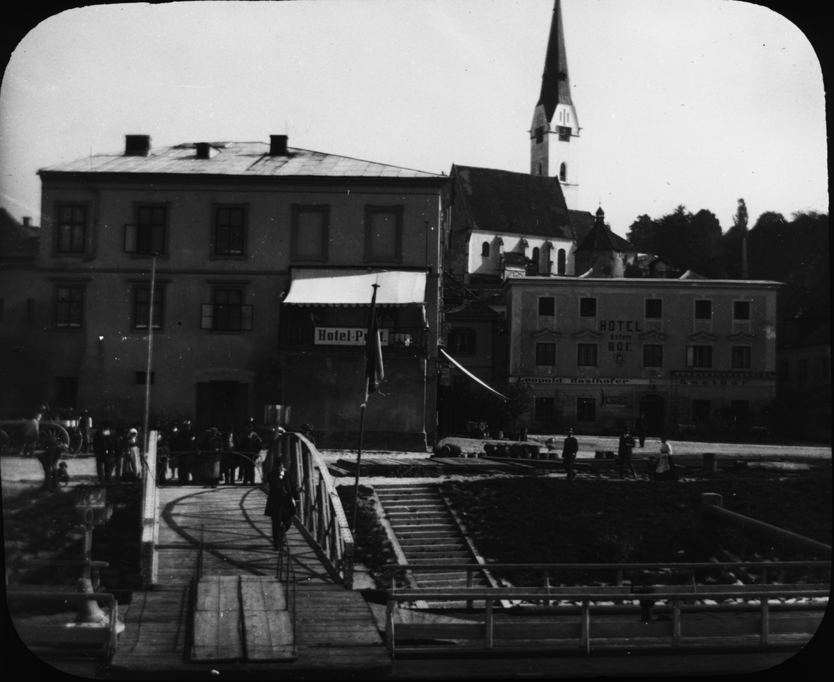 Skioptikonbild med motiv av hotell i München.
Bilden har förvarats i kartong märkt: Höstresan 1909. München 8. No:26.