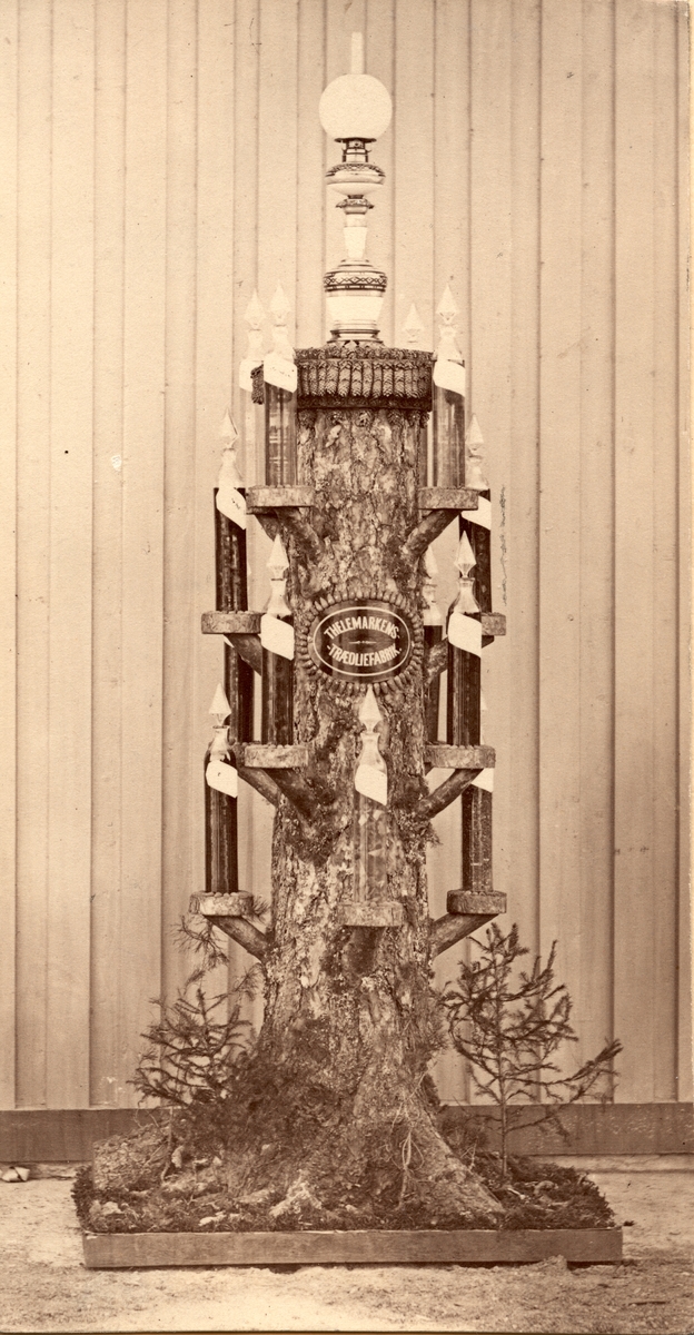 Thelemarkens Träoljefabriks monter vid Världsutställningen i Paris (1882?) 1889.
Givaren har fått fotografiet av sin farfar Markus Holterman som var representant för fabriken.