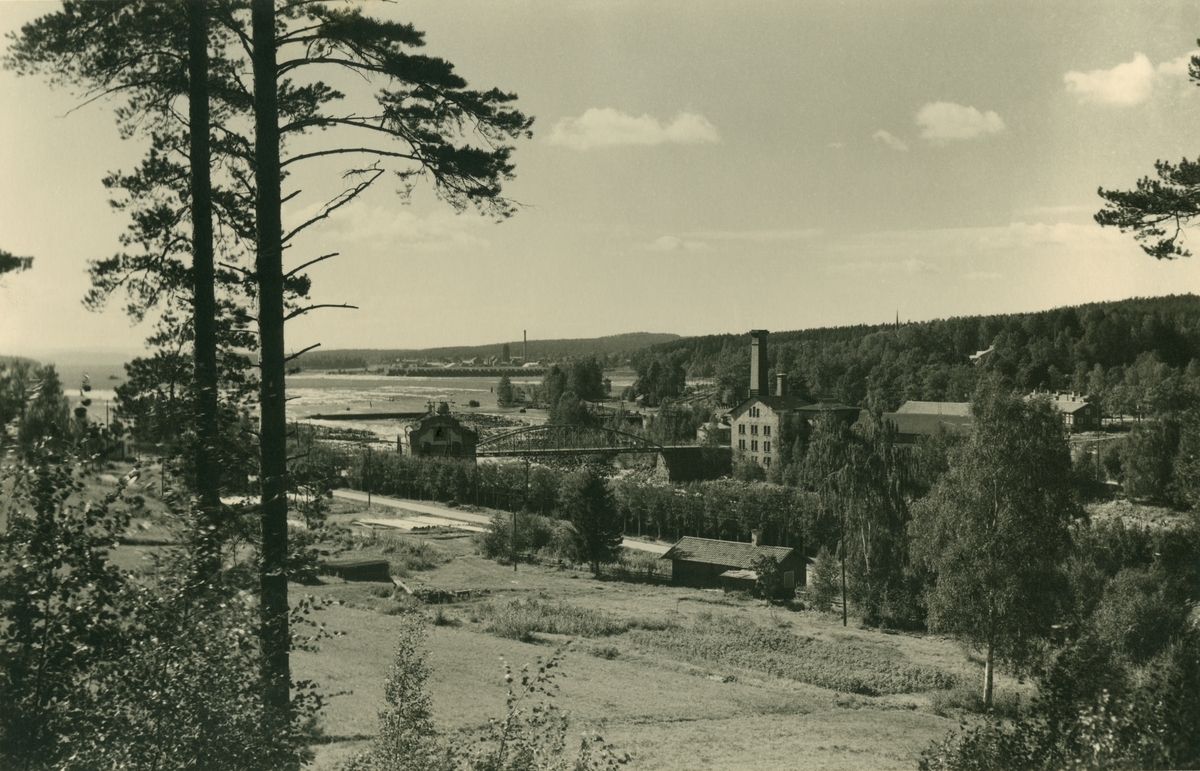 Gamla sulfitfabriken, byggd 1870-71, i fonden till höger. I bakgrunden nya sulfitfabriken, Bergvik.
Världens första sulfitfabrik.