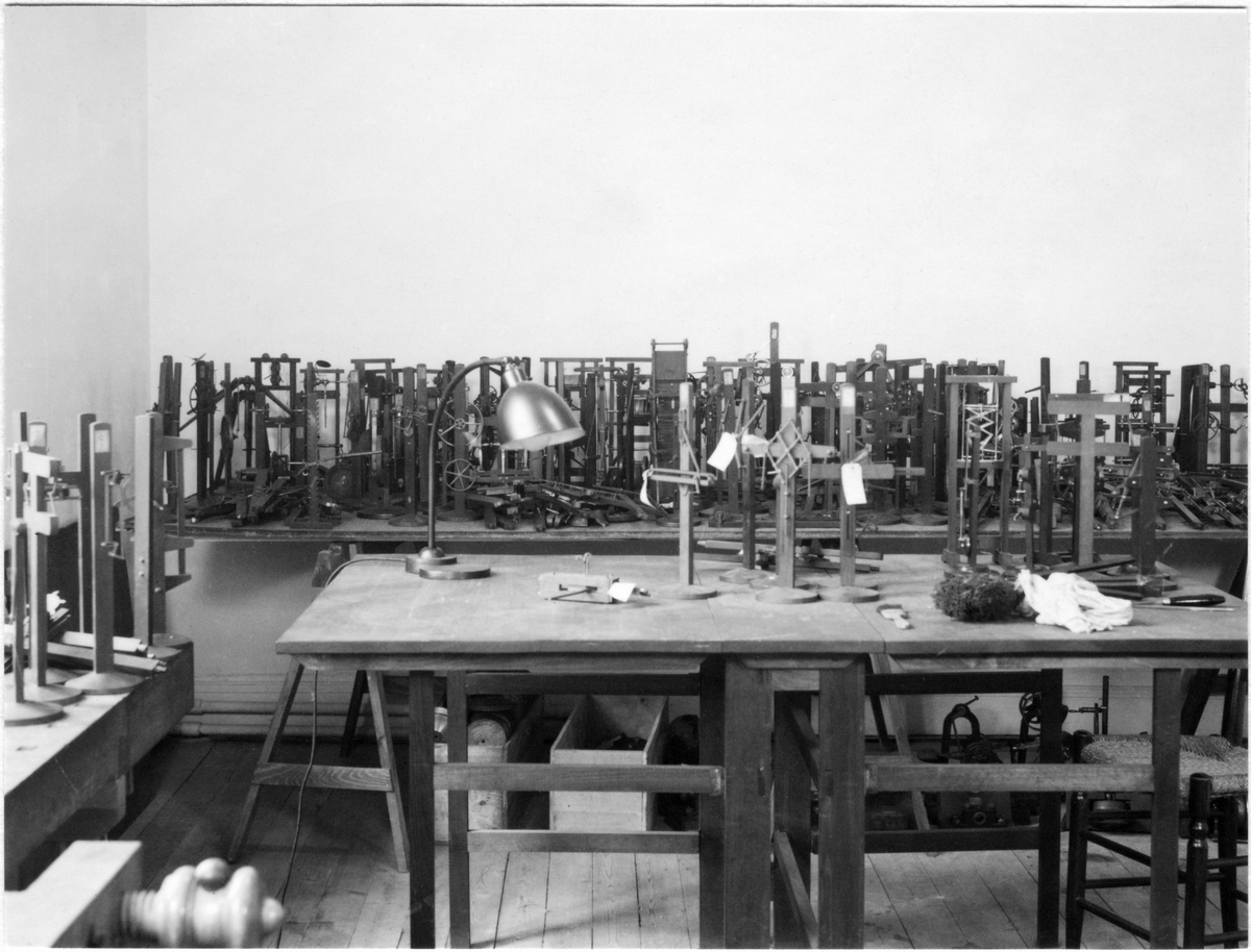En del av Tekniska Högskolans modellsamling under rengörings- och restaureringsarbetet. April 1934