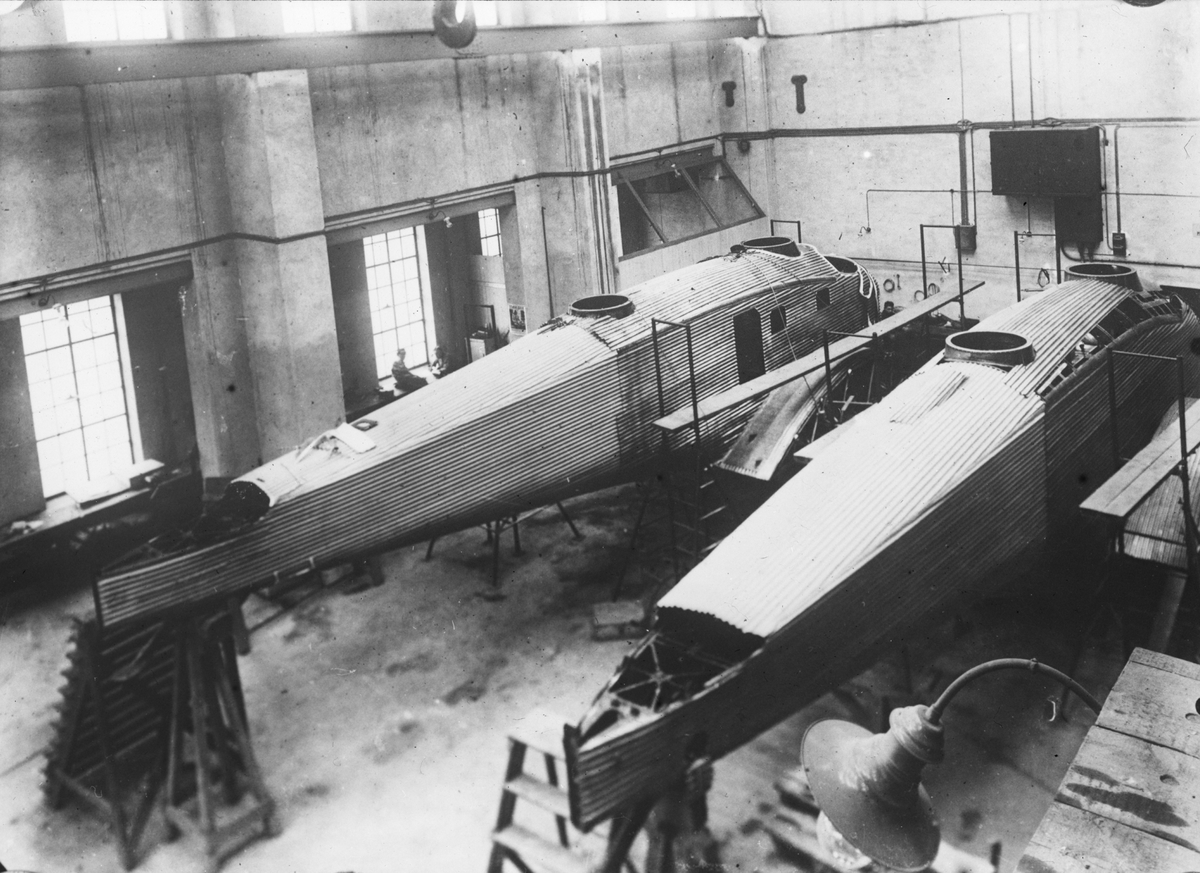 Skioptikonbild med motiv från okänd flygplansverkstad. Byggandet av Junkersflygplan.
