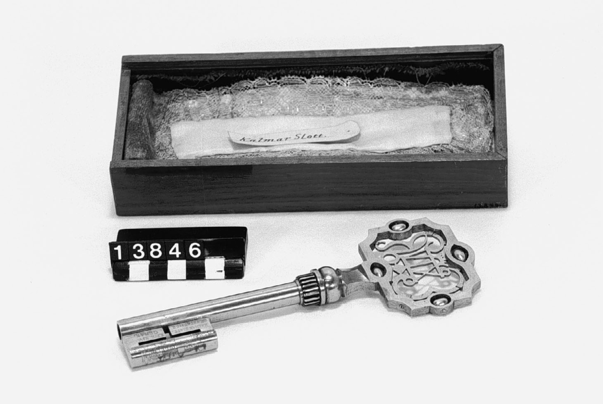Nyckel av järn, kopia av nyckeln till Erik XIV:s gemak, Kalmar Slott. I fodral av trä.