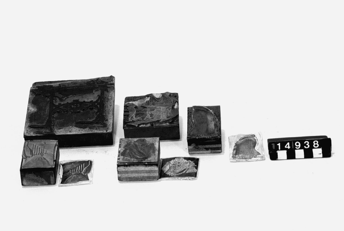 11 st. klichéer för kataloger över väv och stickmaskiner, enligt Per Perssons patent. Från 1880-talet. Sex av klichéerna har avtryck.