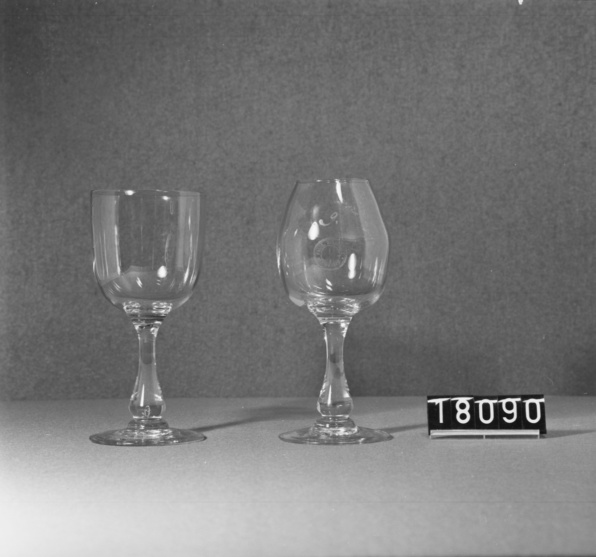 14 st. (1 ?) prov på olika stadier i tillverkningen av dricksglas med fot. Etsad etikett: "Fredrik Brusewitz Limmared" och nr "1"-"13".
