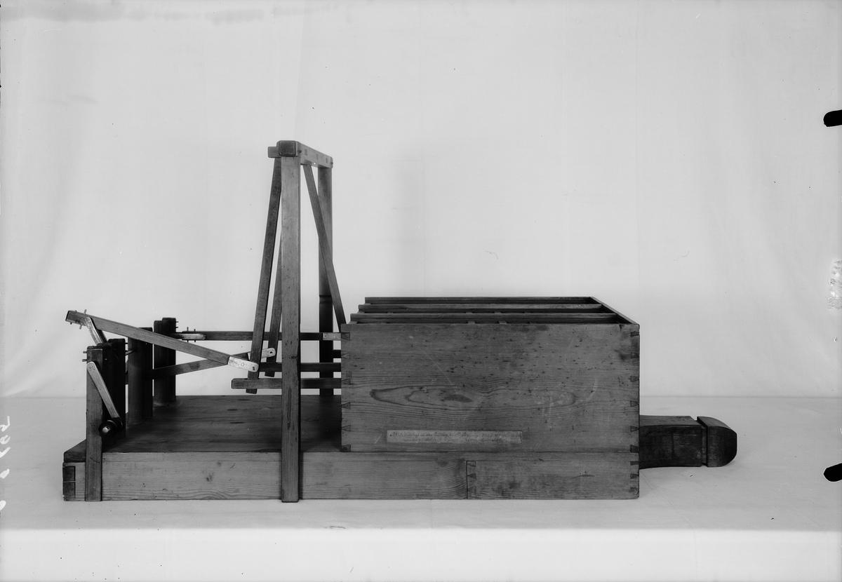 Modell av sexdubbel bälg, konstruerad av J. Norberg. Text på föremålet: "N:o 189. Modell på 6 dubbel Trädbälg, till Försök på någon ...... Af Commissarien Norberg".