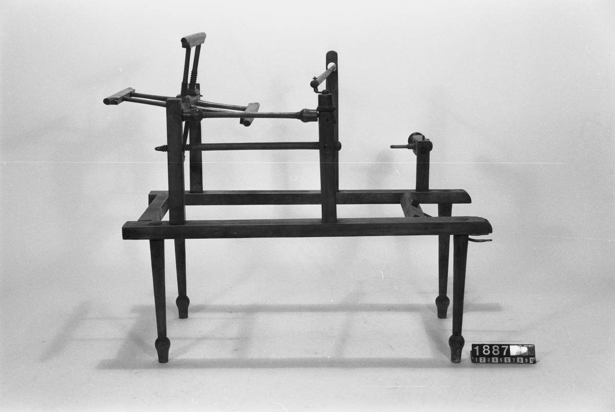 Modell av maskin för tvinning av silke. Text på föremålet: "Maskin för tvinning av råsilke. C-c-11 N:o 64".