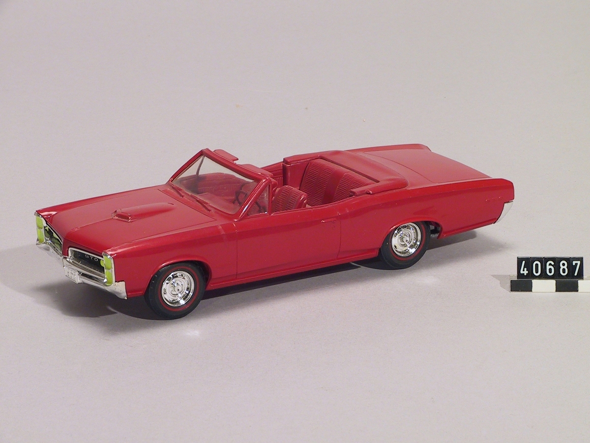 Bil, plastmodell. Röd Pontiac GTO cabriolet av årsmodell 1966.
