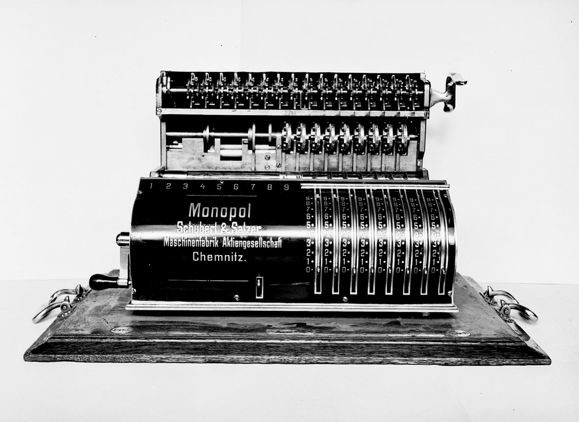 Räknemaskin av märket "Monopol", för de fyra räknesätten.