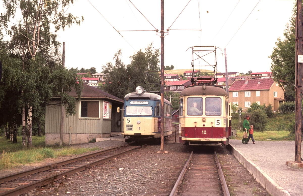 To trikker møtes på Breidablikk på Gråkallbanen. Strømmenvogn 12 i nye farger og 18 i de gamle.