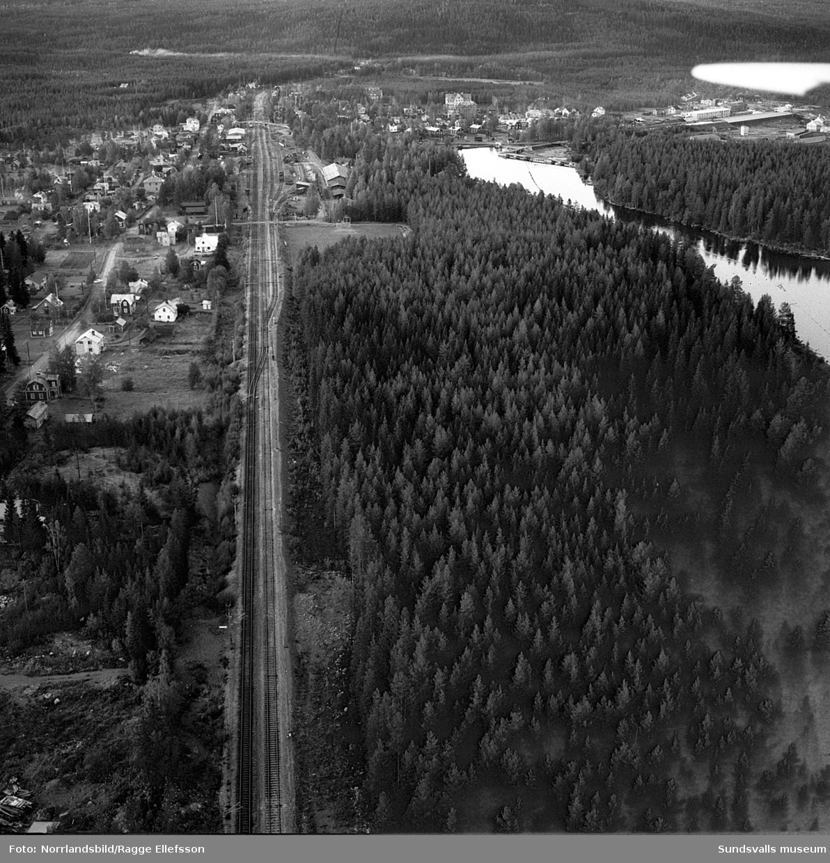 Flygfoton över Alby efter att olycksplatsen röjts upp efter tågkatastrofen då Nordpilen den 6/9 1964 i hög fart spårade ur och fortsatte in bland bebodda hus längs järnvägsvallen. Åtta personer omkom och 35 skadades.
