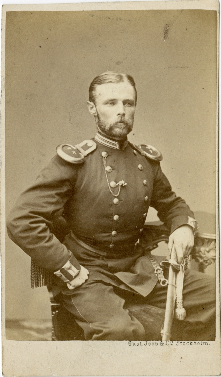 Porträtt av Carl Theodor Alexander Björck, officer vid Västernorrlands beväringsbataljon och Hälsinge regemente I 14.
Se även bild AMA.0006899 och AMA.0006976.