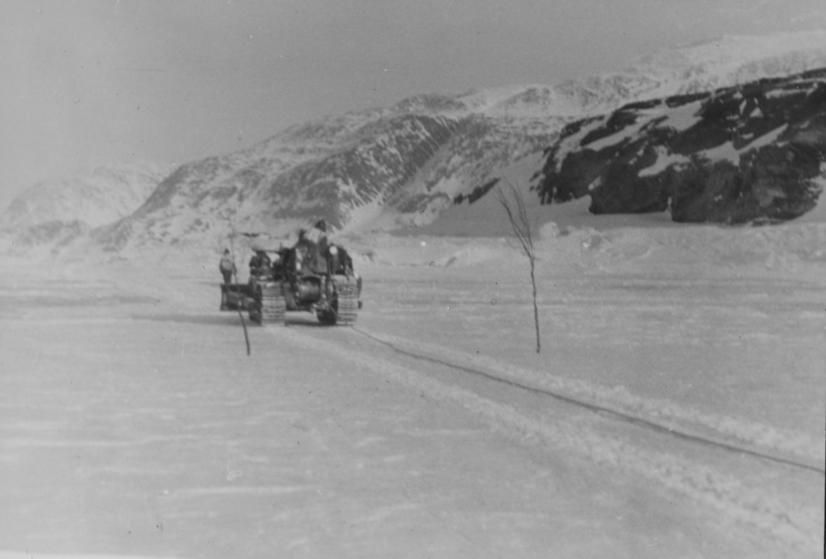 Februar 1955. Thorleif Hoffs album 1, side 47. Album fra Thorleif Hoff som dokumenterer anleggsvirksomheten i Glomfjord på 1950-tallet