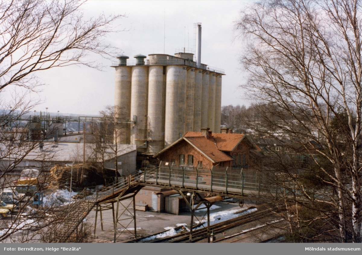 Soabs stora silo i bakgrunden och den gamla järnvägsstationen i förgrunden. Årtal okänt. 
"Vi var stolta, en del, när detta torn skruvades upp i sina formar. Nu är detta 
ett skönhetsfel i naturen" - skriftlig kommentar av fotografen och givaren. Silon revs 2009.