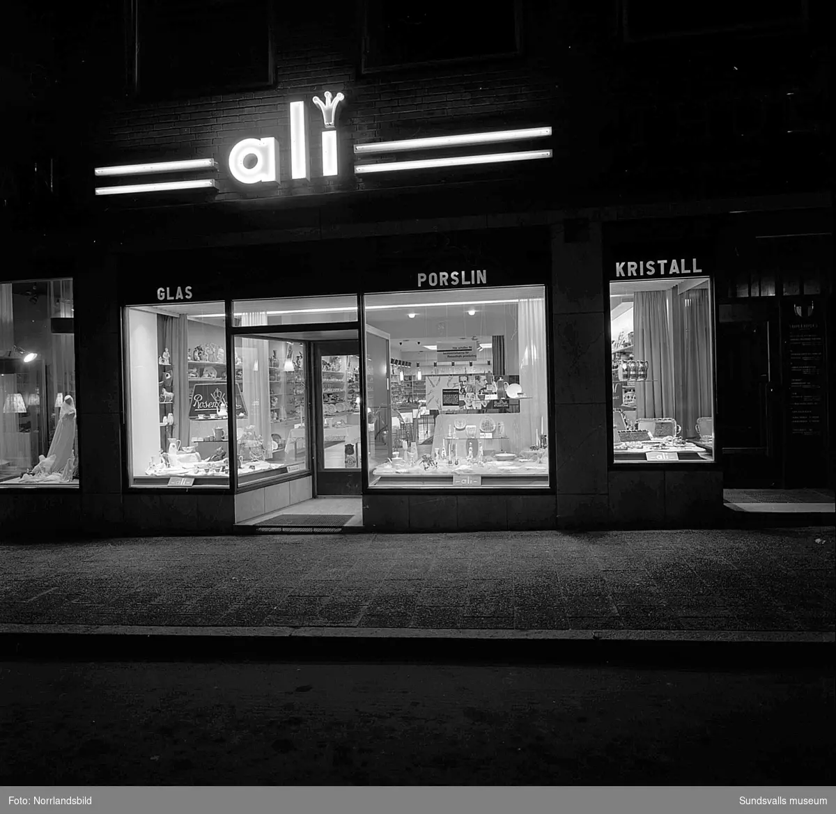 Ali glas & porslin i Thulehuset vid Kyrkogatan. Exteriör- och interiörbilder. I skyltfönstren visas Rosenthalporslin.