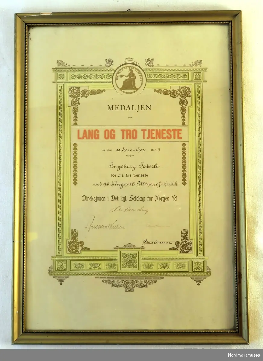 Diplom som Ingeborg Sæterli har fått sammen med medaljen for Lang og tro tjeneste - 37 år - ved Tingvoll ullvarefabrikk i 1948