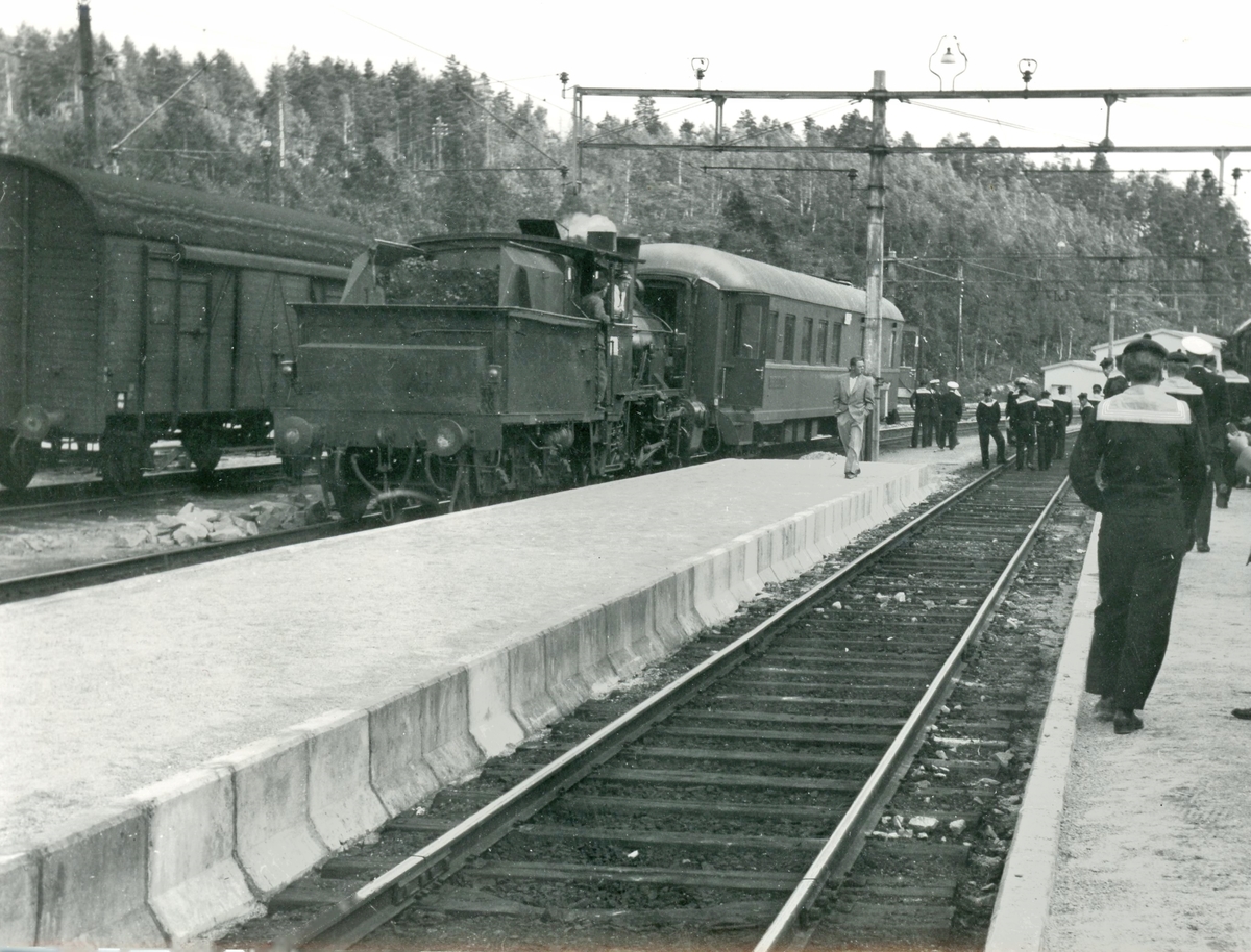 Skifting med damplokomotiv 21e 203 på Nelaug stasjon.