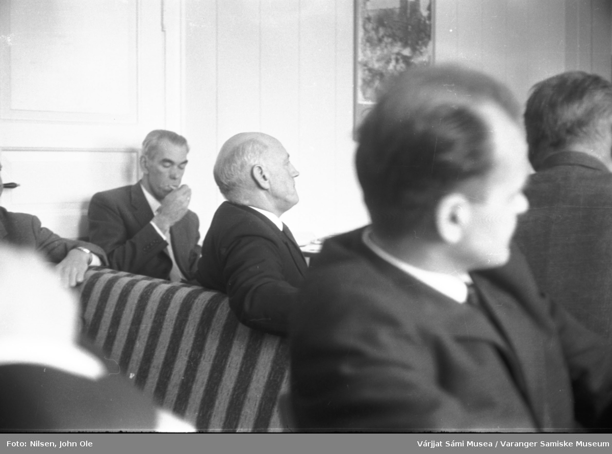 Seks personer samlet til et møte. Samme sted som på VSM.F.000809. Ukjent sted, 1966.