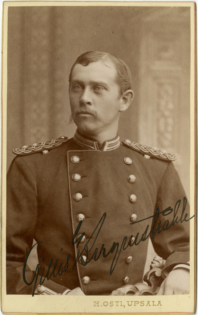Porträtt av Gillis Bergenstråhle, officer vid Upplands regemente I 8.

Se även bild AMA.000967 och AMA.0006852.