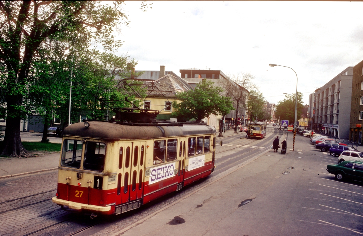 Trikker i Kongengsgate. Trondheim trafikkselskap vogner 27 og 18 på linje 1.