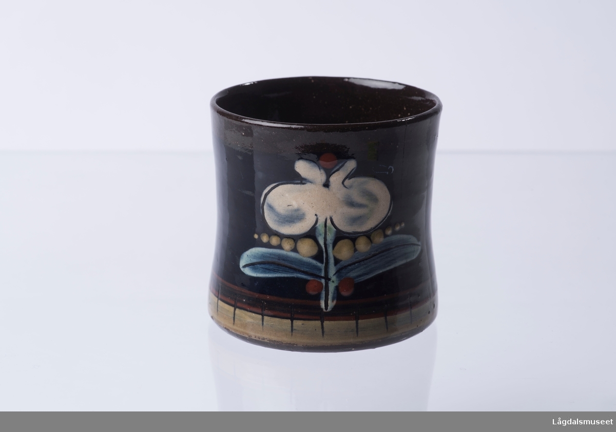 Motivet på koppen viser en blomst.